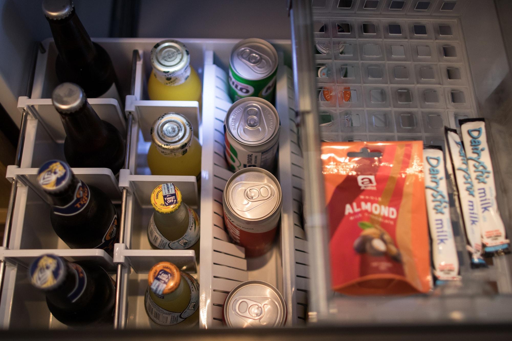 Andaz Singapore, By Hyatt Exterior photo A typical inflight snack and beverage selection